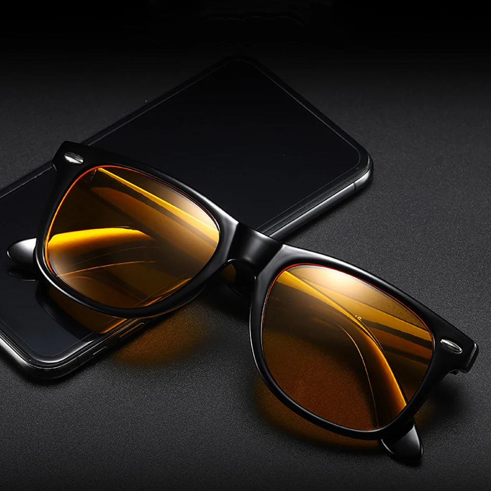 Klassische, quadratische Anti-Blaulicht-Brille für Damen und Herren, mit gelben Blaulichtfiltergläsern.