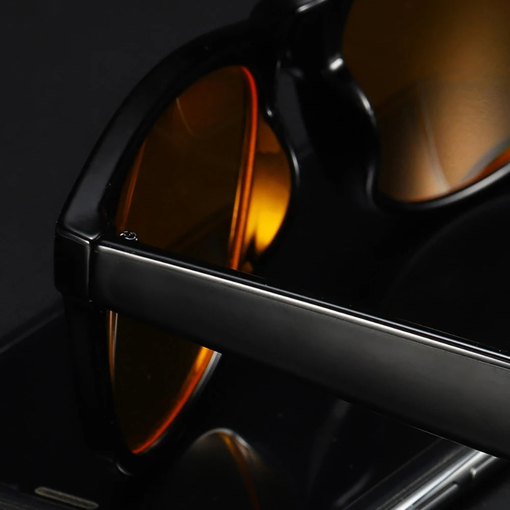 Klassische, quadratische Anti-Blaulicht-Brille für Damen und Herren, mit gelben Blaulichtfiltergläsern.