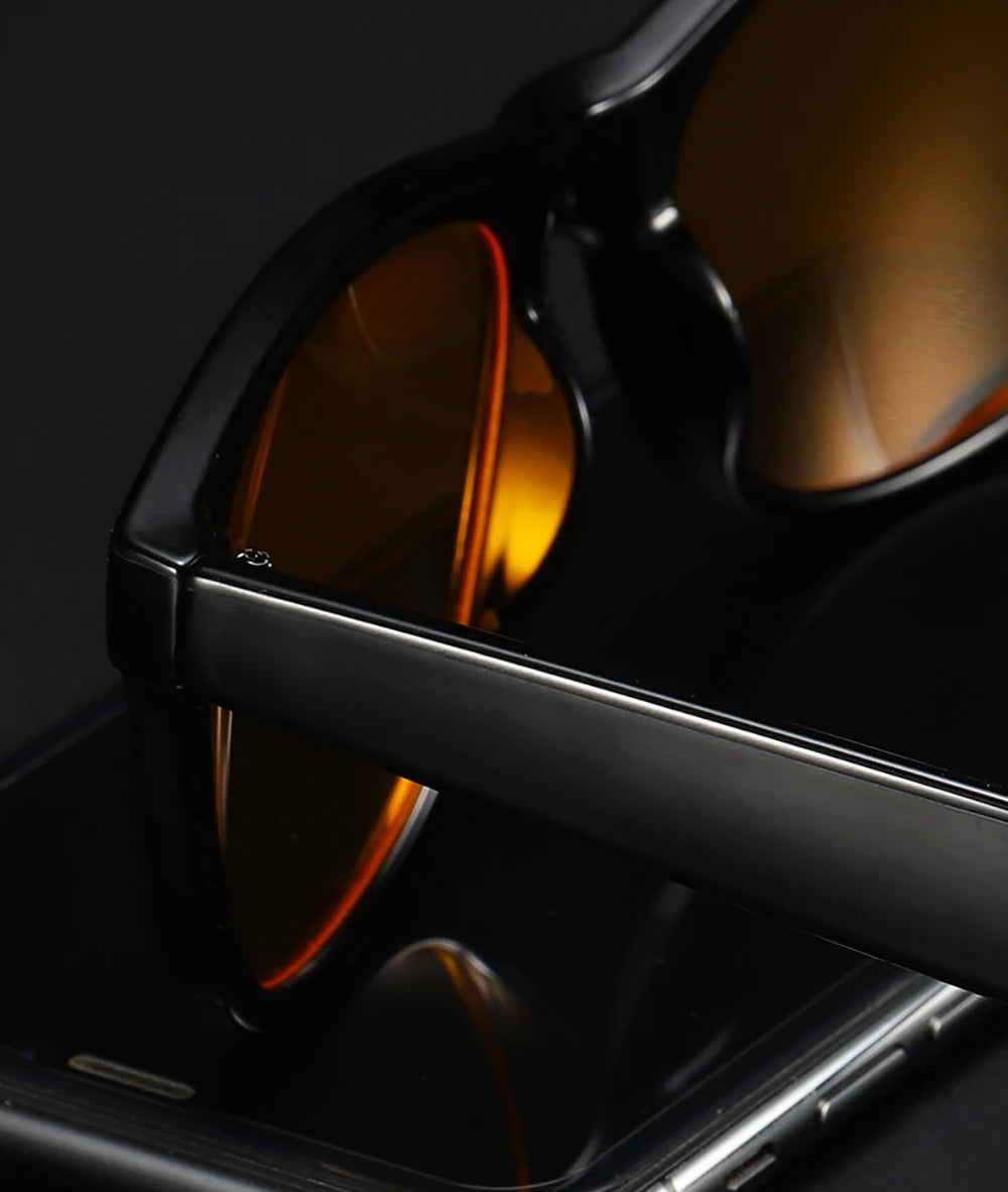 Klassische, quadratische Anti-Blaulicht-Brille für Damen und Herren, mit gelben Blaulichtfiltergläsern.