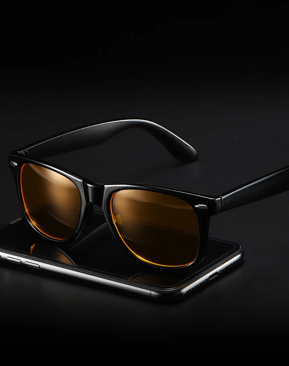 Klassische, quadratische Anti-Blaulicht-Brille für Damen und Herren, mit gelben Blaulichtfiltergläsern.